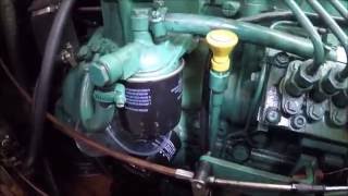 How to change the diesel filter and pre filter on a Volvo D255 como cambiar el filtro y pre filtro [upl. by Anauqaj]